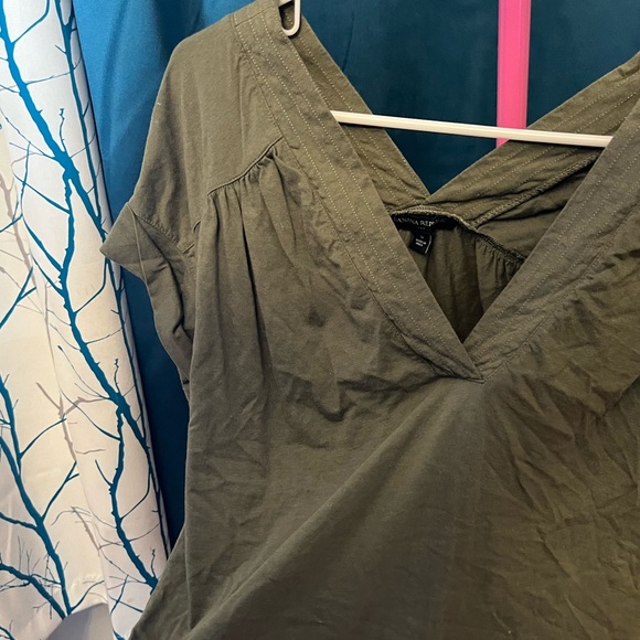 Banana republic army green blouse v neck - Picture 5 of 5